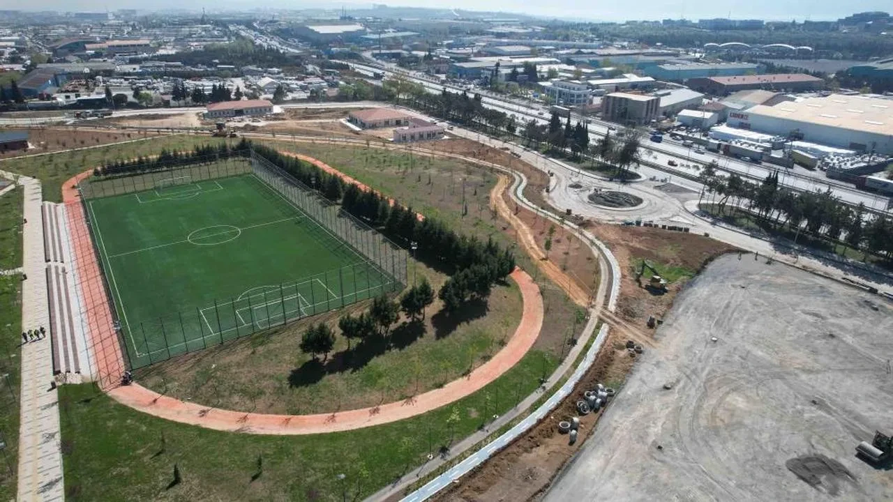 Gebze Millet Bahçesi'nde yeşil alanlar zenginleşiyor, ulaşım altyapısı güçleniyor
