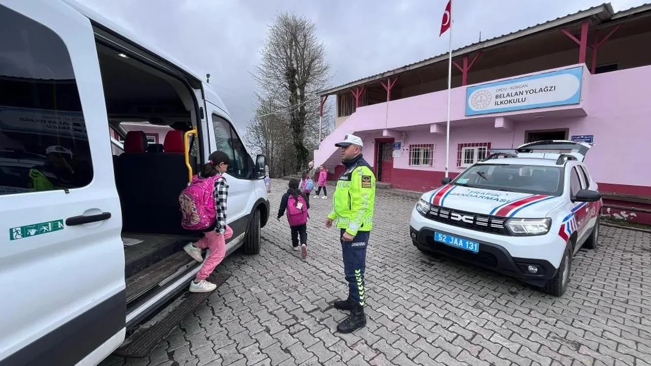 Okul çevrelerinde güvenlik denetimleri arttı: Jandarma, öğrenci güvenliğini sağlıyor