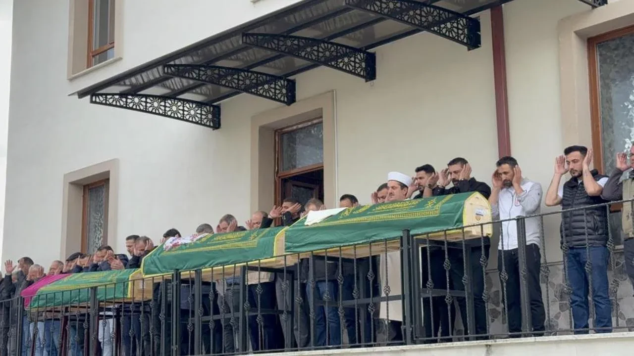 Bayram tatili dönüşü facia: Umman'dan dönen Düzceli öğretmen aile feci kazada can verdi