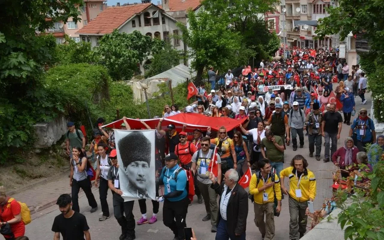 Tarihi İstiklal Yolu'nda yürüyüş heyecanı başlıyor