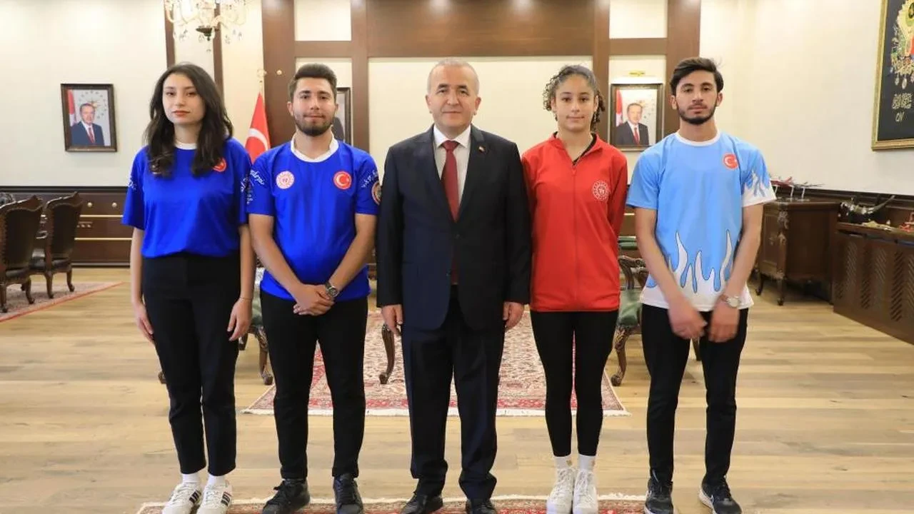 Vali hatipoğlu, gençlerle bir araya geldi