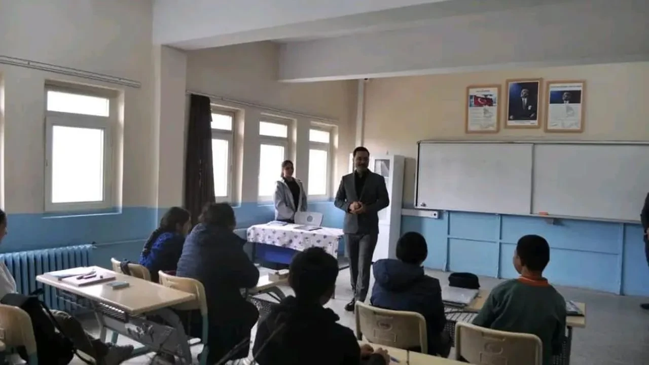Kaymakam Demirtaş'tan Akyaka'da eğitime tam destek ve öğrencilere moral ziyareti