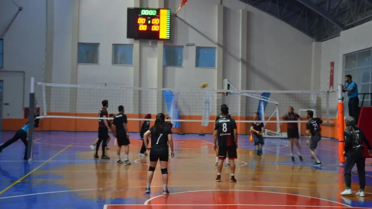 Voleybol turnuvasında şampiyon gençlik spor oOldu: Ödüller sahiplerini buldu