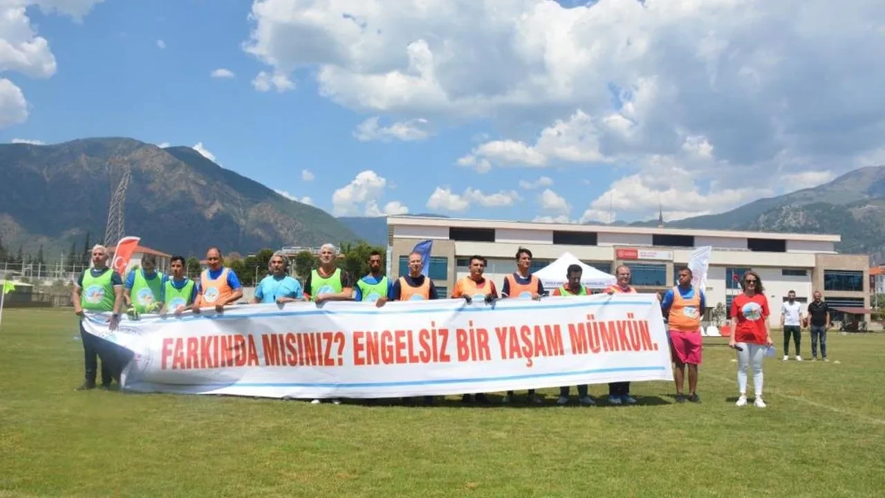 Köyceğiz'de Engelliler Haftası'na özel dostluk maçı: Protokol ve bireyler aynı sahada