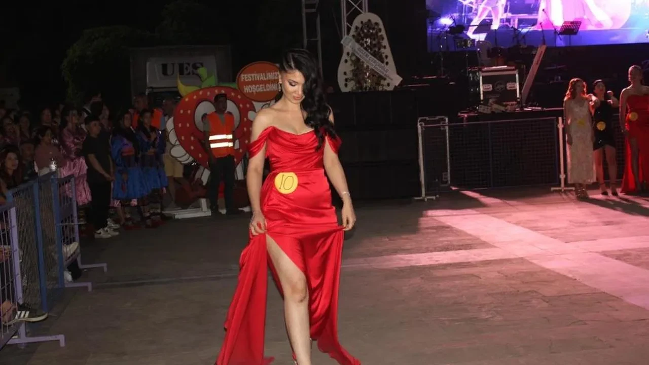 Nysa Zarafet Güzeli Merve Keleş, Sultanhisar Festivali'nde 12 bin TL'lik ödülün sahibi oldu