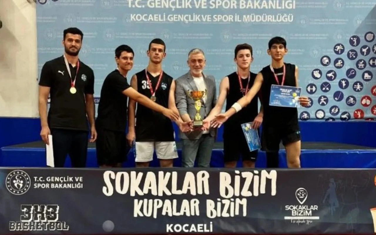 Çayırova basketbol takımı il şampiyonu oldu
