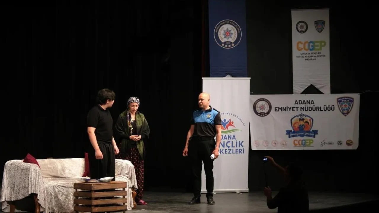 Adana'da tiyatroda öğrencilerle polis bir arada: "Bir Kadının Rüyası" büyük ilgi gördü