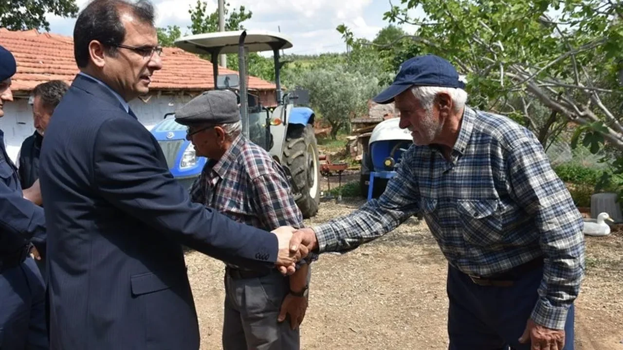 Kaymakam Güldoğan, Salihli'de mahalle ziyaretleriyle vatandaşların sorunlarını dinledi, çözümler için söz verdi