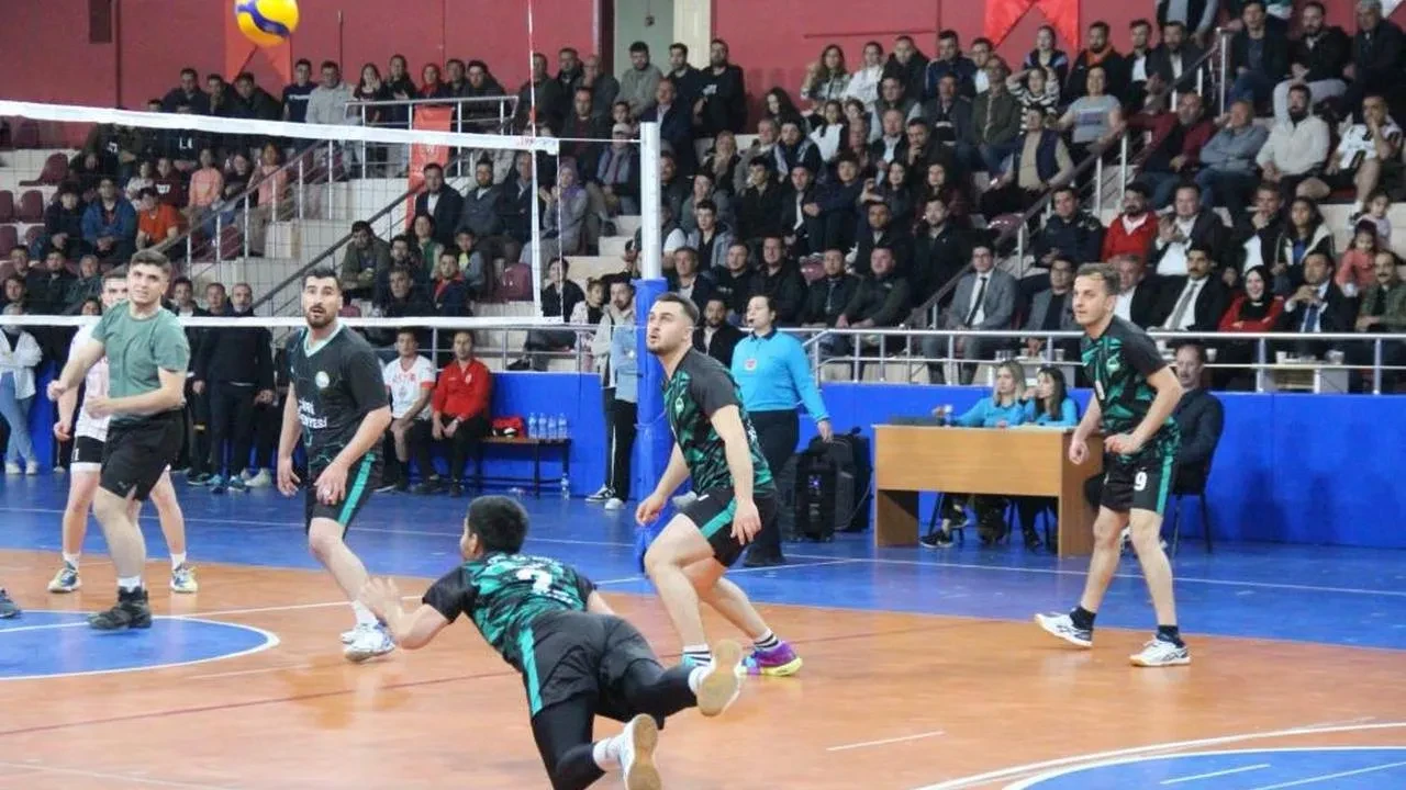 Çal’da filenin şampiyonu belli oldu: Çal Kaymakamlık Voleybol Turnuvası çekişmeye sahne oldu