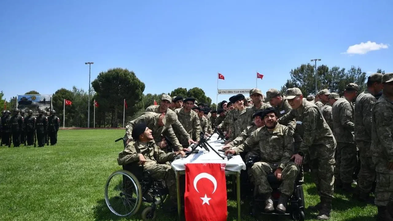 Gaziantep'te 95 özel ihtiyaçlı genç bir günlüğüne asker oldu