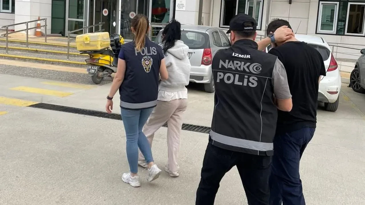 İzmir'de uyuşturucu operasyonu: 18 kök kenevir ve 8 kilo esrar ele geçirildi