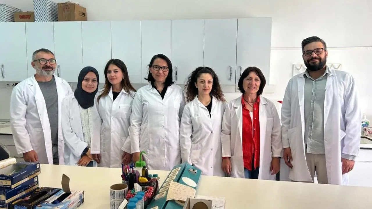 MSKÜ, moleküler nano-malzeme alanında büyük bir başarıya imza atarak ACS Omega dergisinin kapağında yer aldı!