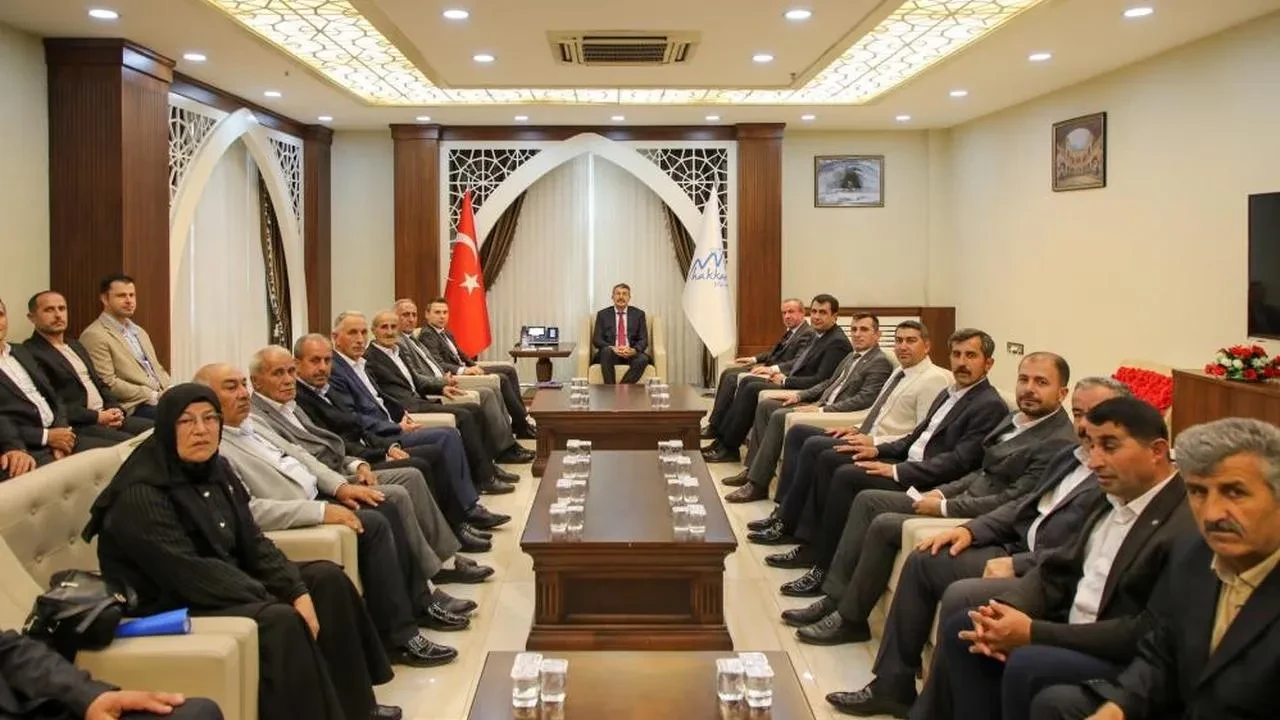 Vali Çelik, Şemdinli muhtarlarıyla bir araya geldi: Vatandaşların talepleri dinlendi