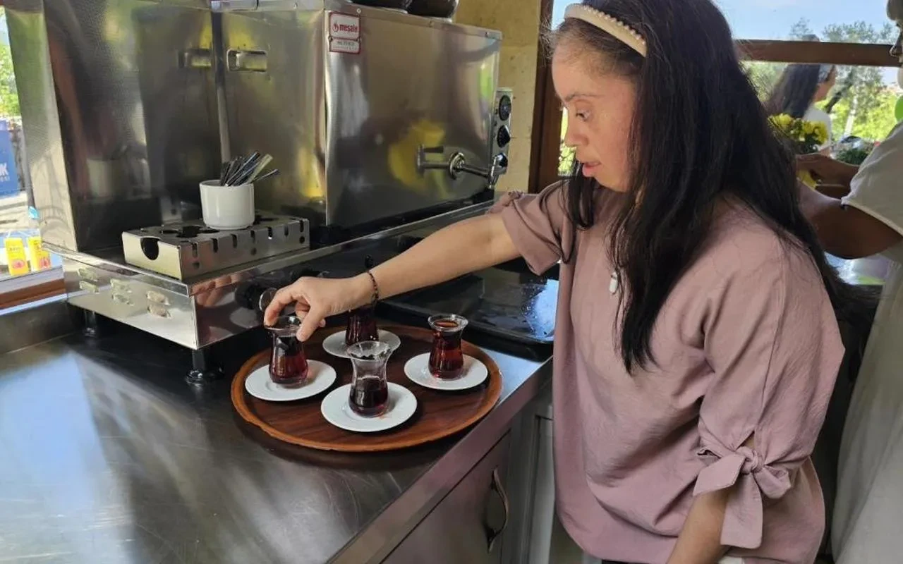 Gölcük'te Örcün Down Kafe özel çalışanlarıyla açıldı
