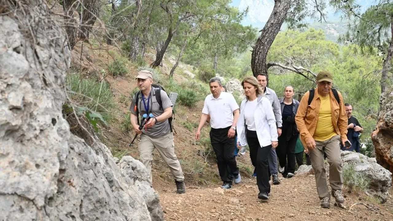 Antalya'nın tarihi yürüyüş rotaları yenileniyor: Likya Yolu'nun yönlendirme direkleri yenilendi