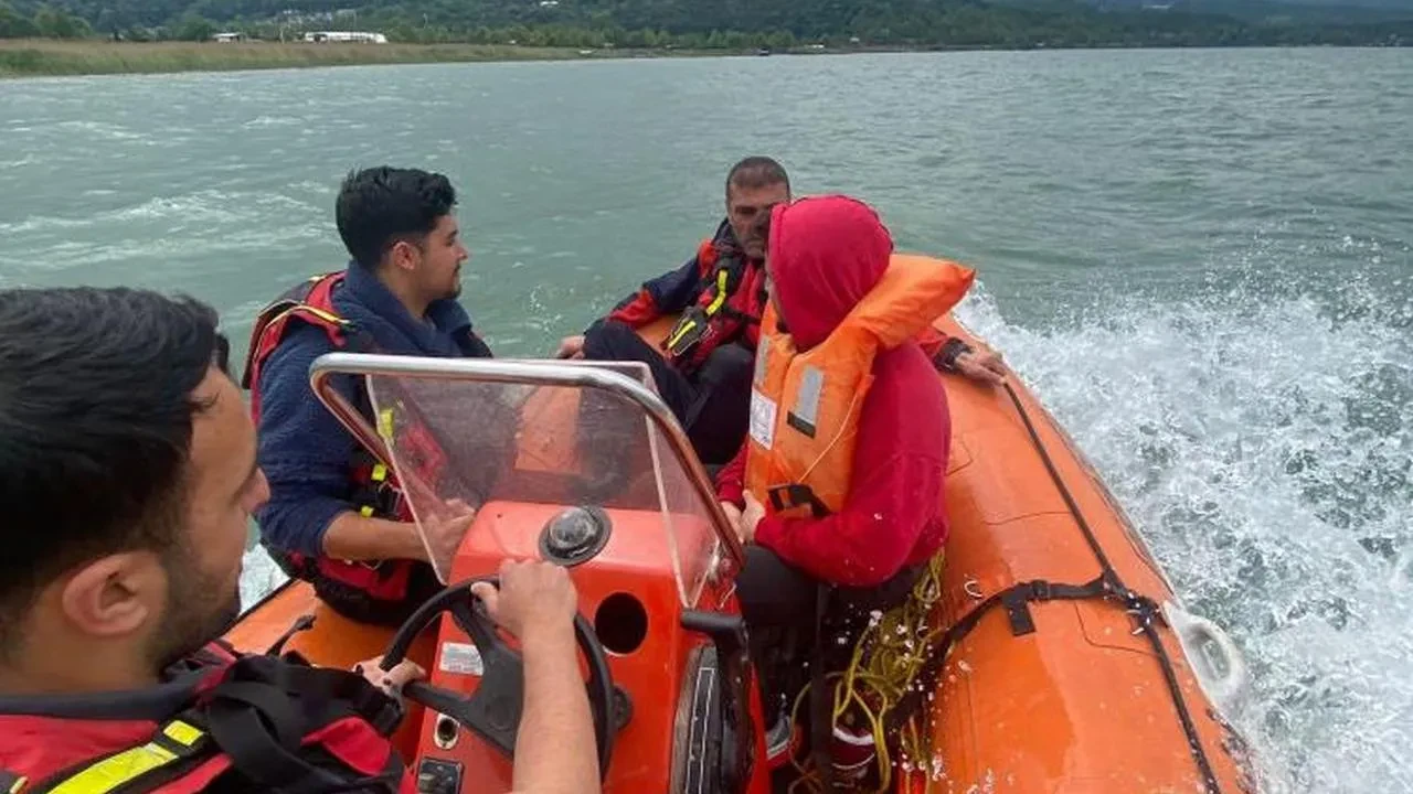 Sapanca Gölü'nde mahsur kalan iki kişi kurtarıldı, yetkililerden vatandaşlara uyarı