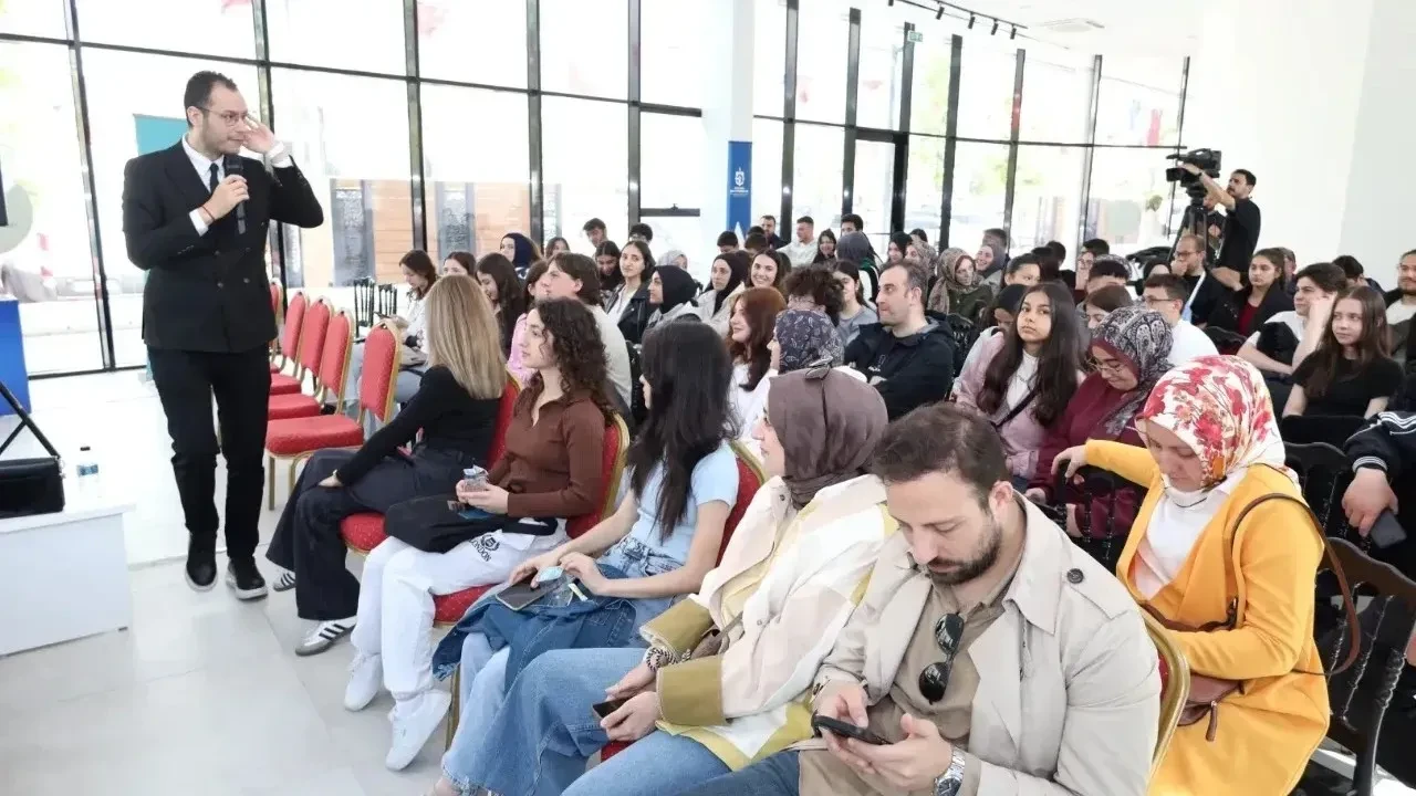 Yapay zeka geleceği nasıl şekillendiriyor? Prof. Dr. Samur'dan çarpıcı açıklamalar