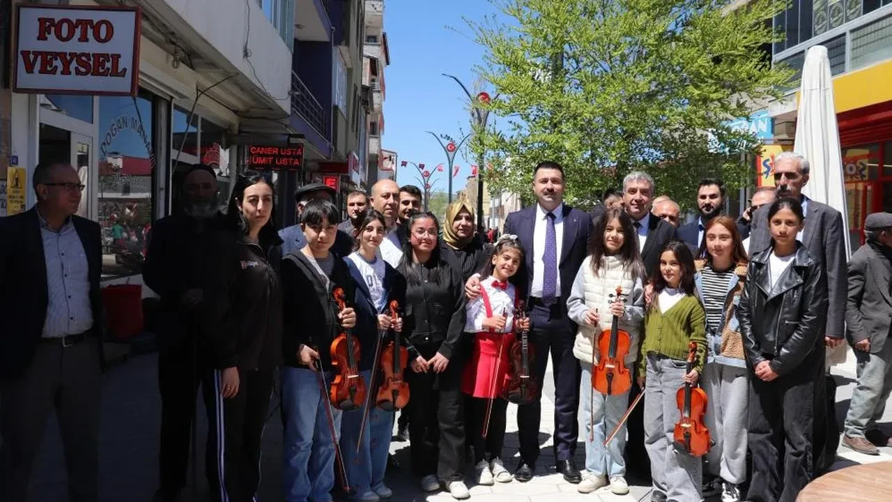 Diyadin'de 19 Mayıs coşkusu: Gençler geleneksel oyunlarla buluştu