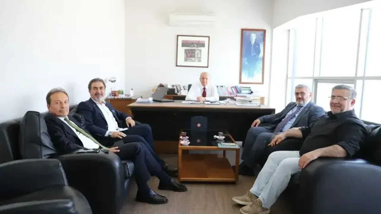 Mehmet Aşıla'dan çarpıcı açıklamalar: Kocaeli ve dünya siyaseti için endişe verici uyarılar