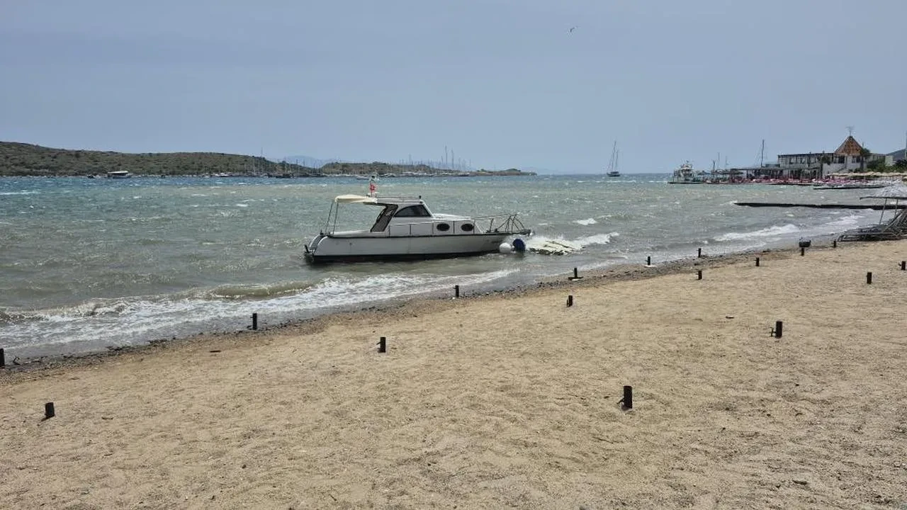 Bodrum'u fırtına vurdu: Tekneler karaya sürüklendi