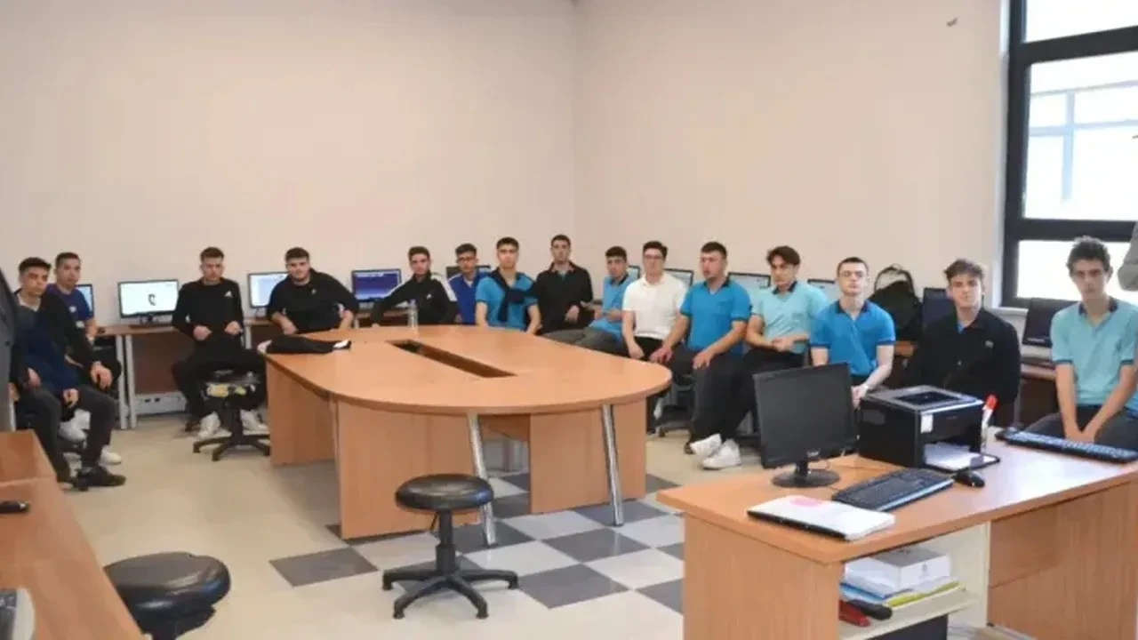 Karamürsel'deki 500 öğrenci geleceğin meslekleriyle buluştu