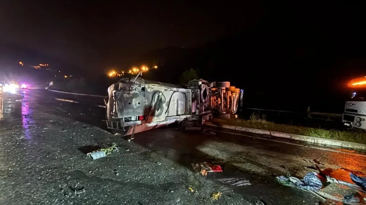 Osmaniye’de mazot yüklü tanker devrildi: Sürücü ağır yaralandı