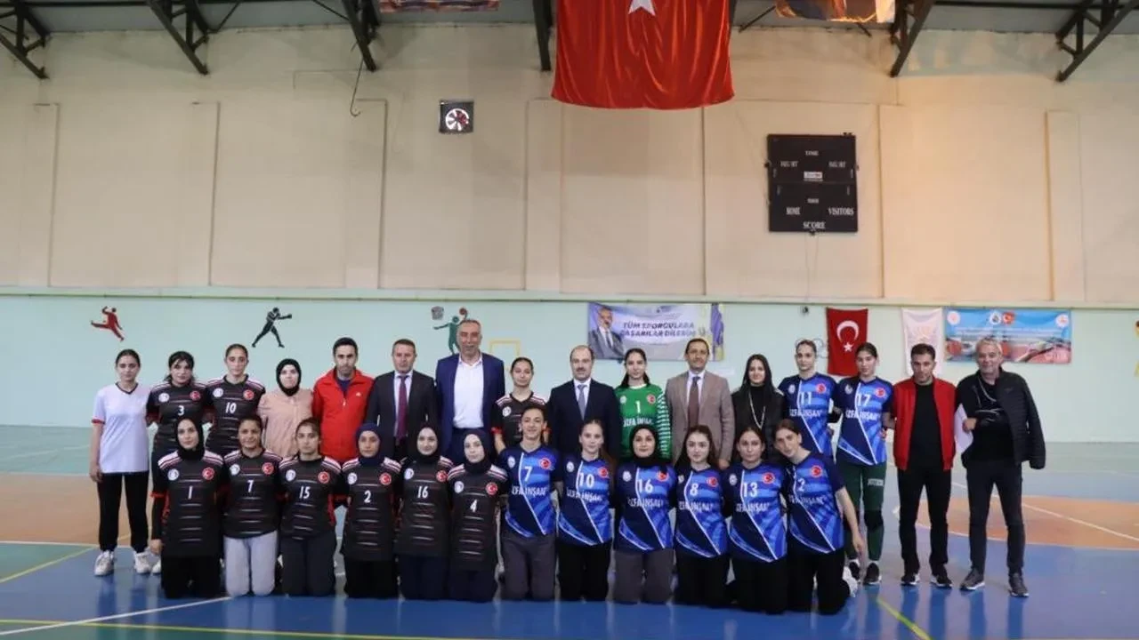 Oltu'da hentbol zamanı: Genç kızlar ve erkeklerde şampiyonlar belli oldu