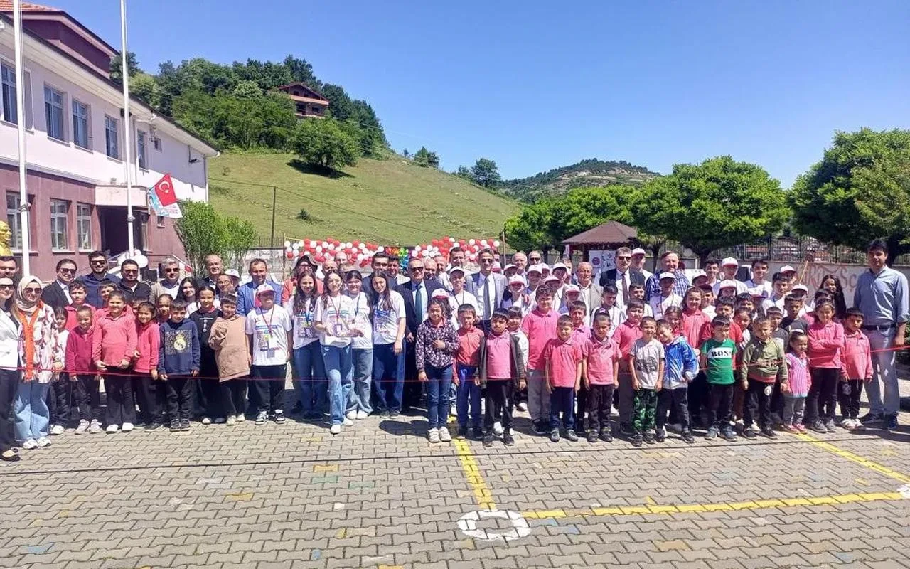 Yukarı Taşçılı Ortaokulu'nda TÜBİTAK bilim fuarı açıldı