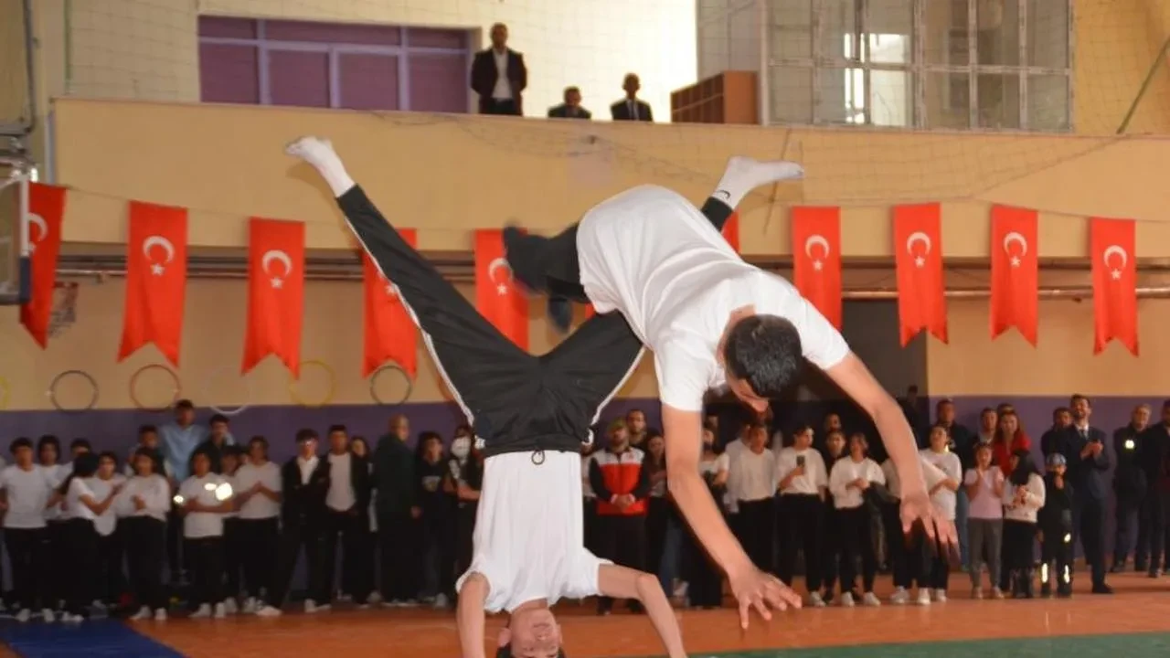 Sarıkamış'ta 19 Mayıs coşkusu: Gençler, protokol ve halk bir arada kutladı