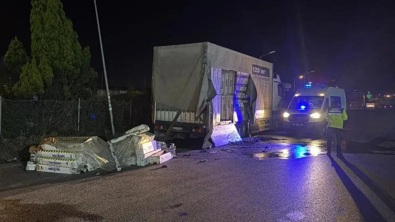 Anadolu Otoyolu'nda yangın paniği: Yabancı plakalı kamyonda duvar kağıdı alev aldı