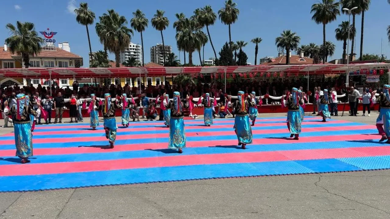 Adana'da 19 Mayıs coşkusu: Gençlerin bayram heyecanı meydanları salladı!