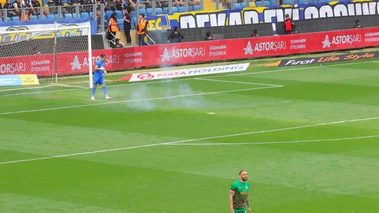 Ankaragücü-Amed maçı: Tribün olaylarıyla başladı, oyun 2 dakika gecikti