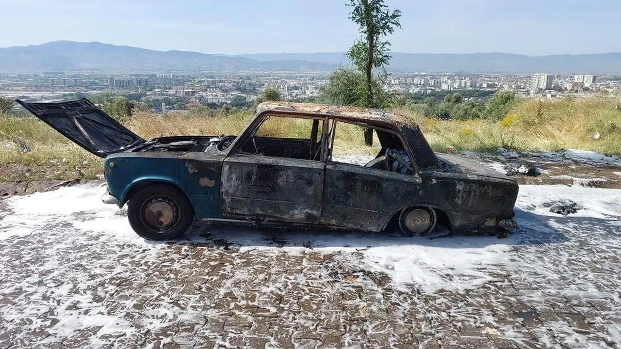 Aydın'da otomobil yangını: Motor dumanları alevlere dönüşünce itfaiye devreye girdi