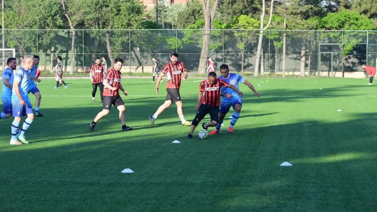 Eskişehir Medya Futbol Turnuvası başladı! Anadolu Üniversitesi rektörünün forma giydiği açılış maçında zafer kimin?
