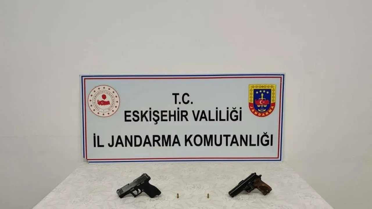 Ruhsatsız tabanca aatmaya çalışırken yakalandı: Şüpheli tutuklandı