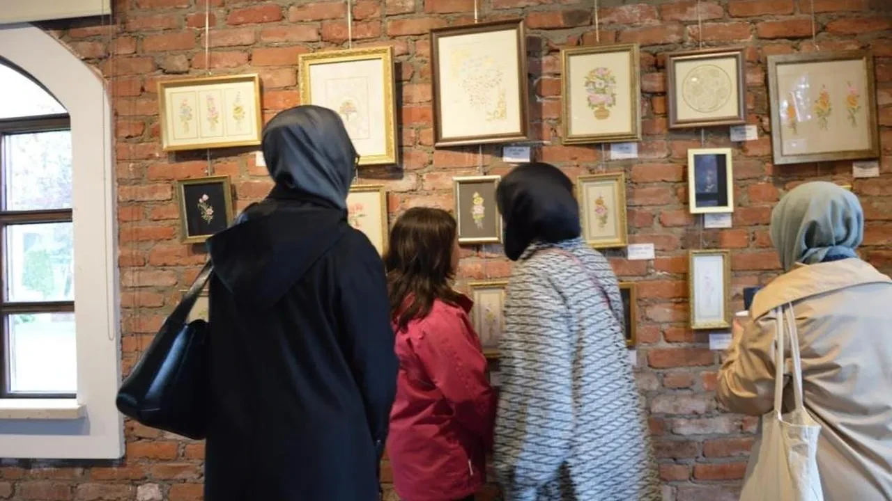 "Eskişehir'de 'Ustanın Işığında Filizlenen Zarafet' sergisi açıldı: Geleneksel tezhip sanatının incelikleri ziyaretçiler ile buluşuyor