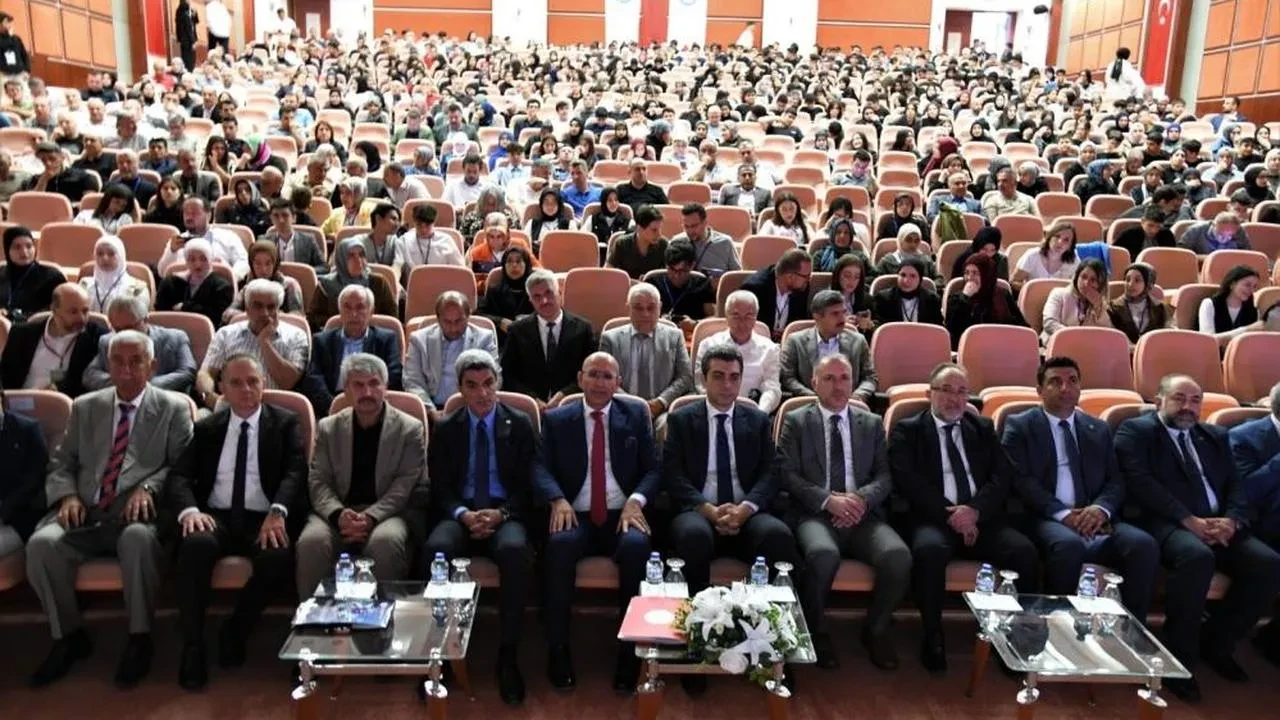 Malatya'da genç bilim insanları sempozyumu: Geleceğin inovasyonları burada şekilleniyor