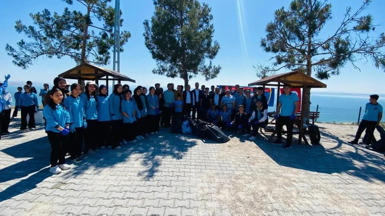 Samsat'ta doğa temizliği etkinliği: Protokol, öğrencilerle birlikte doğayı koruma mesajı verdi