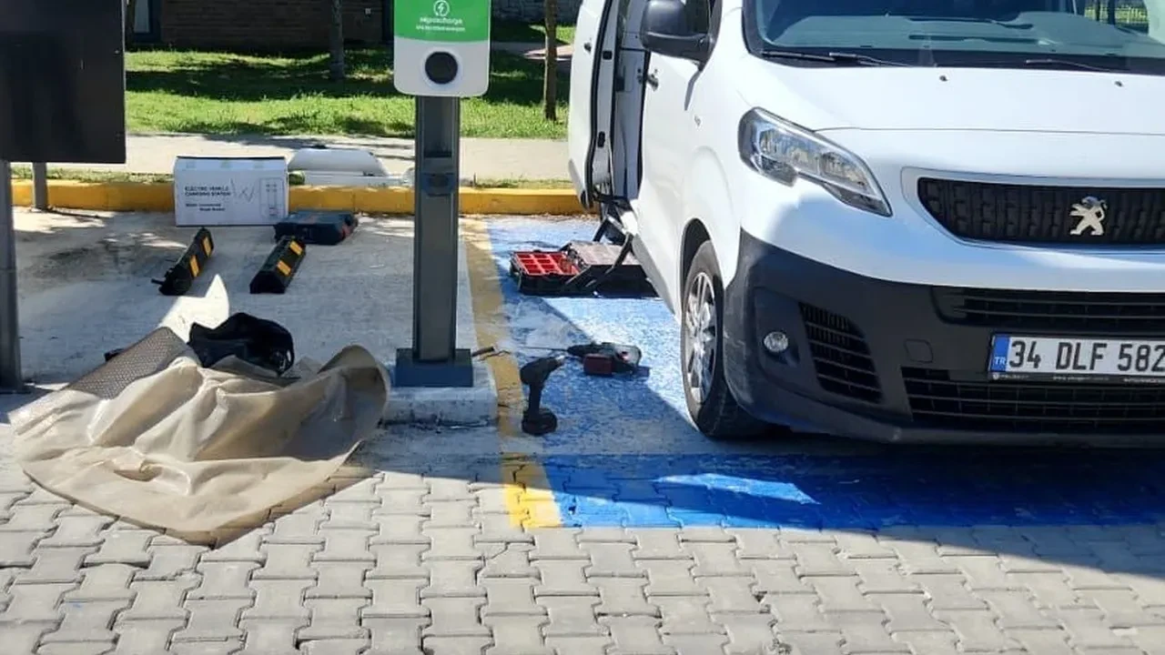 Kartepe'de çevre dostu elektrikli araçlar için hızlı şarj istasyonları hizmete girdi
