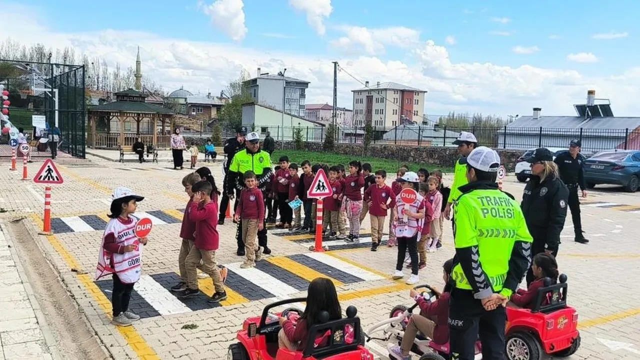 Aydıntepe'de minik öğrencilere özel trafik eğitimi: Güvenli sürücüler yetişiyor