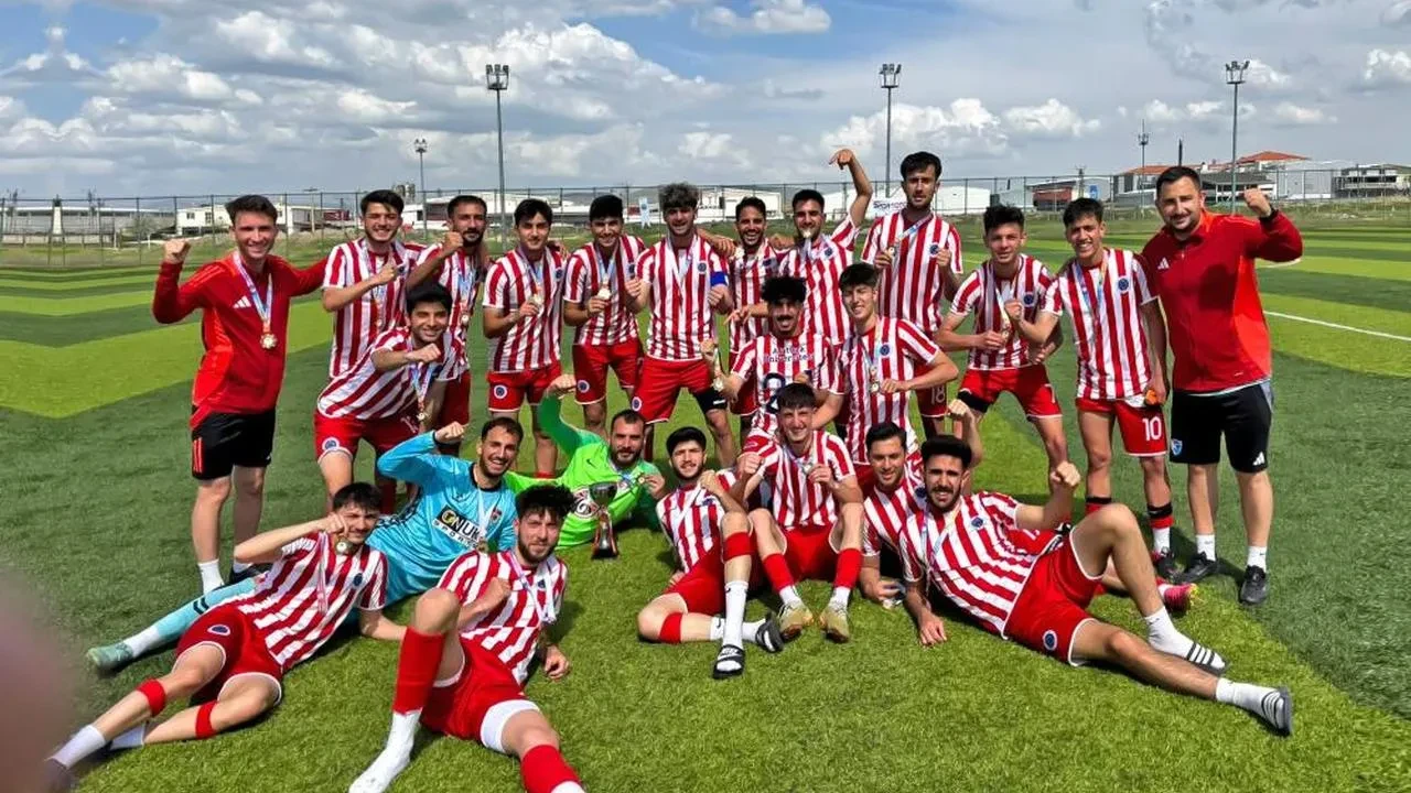 Atatürk Üniversitesi futbol takımı, Süper Lig'e yükseldi! Finalde Kocaeli Üniversitesi'ni 1-0 mağlup ederek başardı