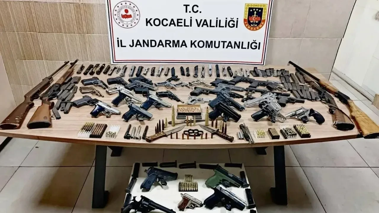 Derince'de silah kaçakçılığına operasyon: 14 tabanca ve 4 av tüfeği ele geçirildi
