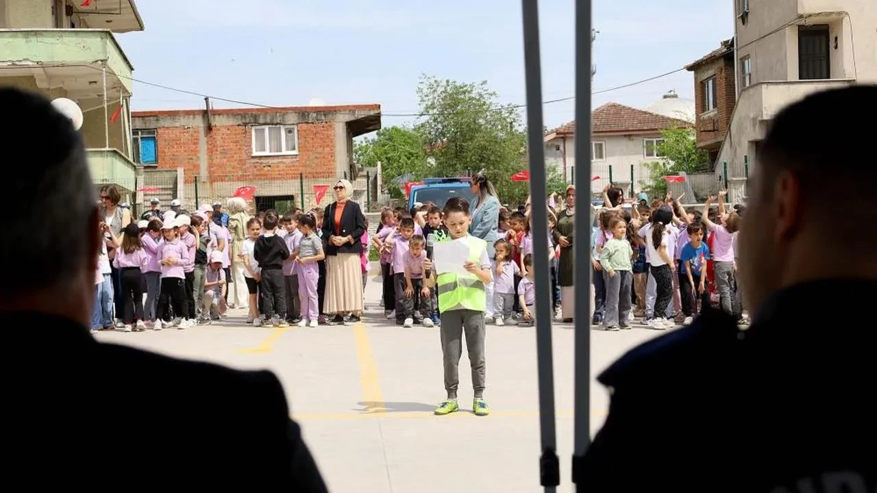 Minik öğrencilere trafik güvenliği eğitimi: Yaya geçidinin önemi ve ilkyardım bilgisi