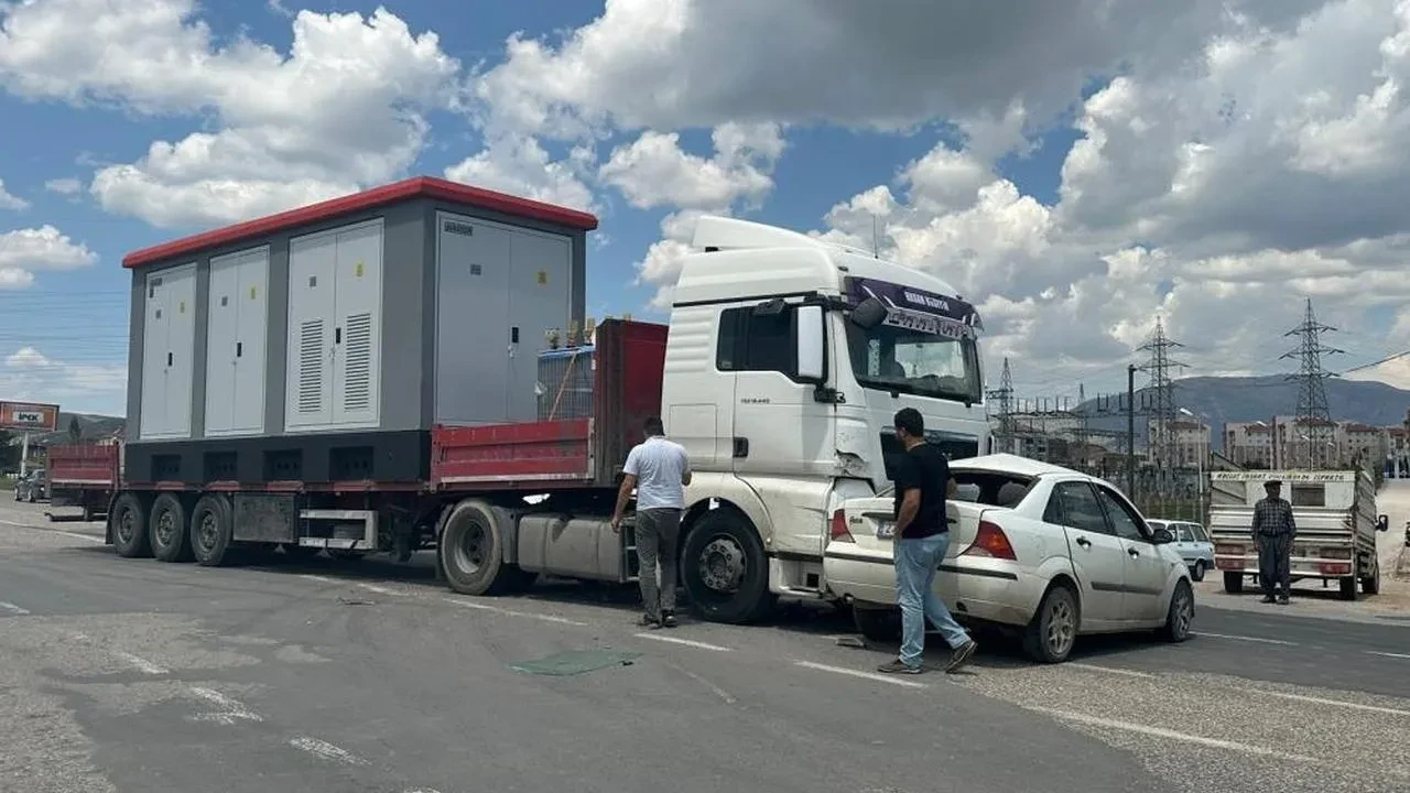 Adıyaman'da tır ve otomobil çarpıştı: 1 kişi yaralandı