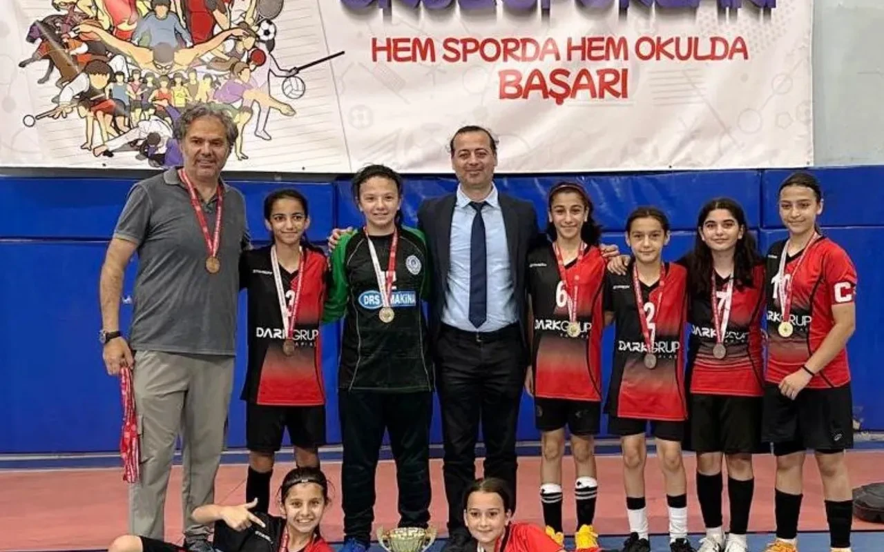 Körfez Petkim Ortaokulu kız futsal şampiyonu oldu