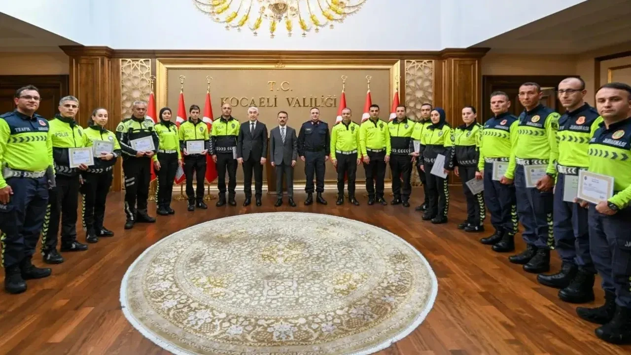 Kocaeli Valisi Aktaş, trafik personeline başarı belgelerini takdim etti