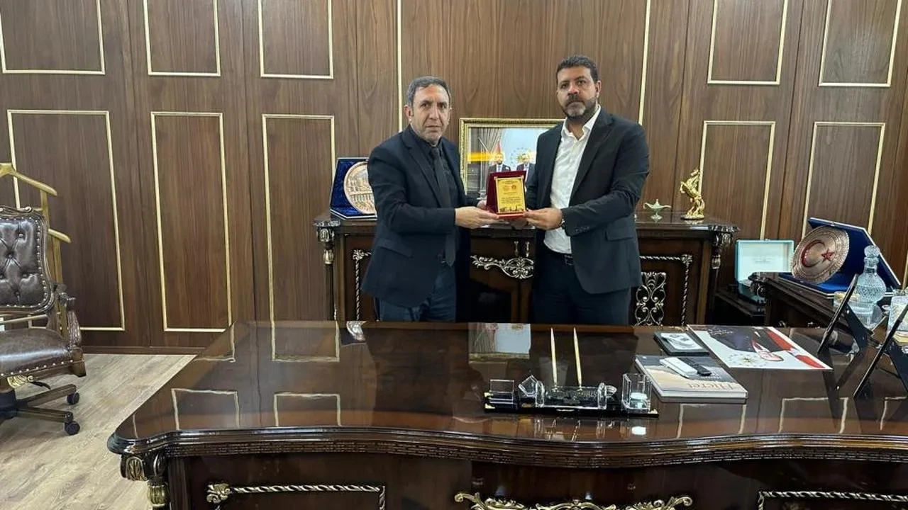 Diyarbakır'da iş adamı Bozkuş'a Sevgi Evleri'ne desteğinden dolayı teşekkür plaketi verildi