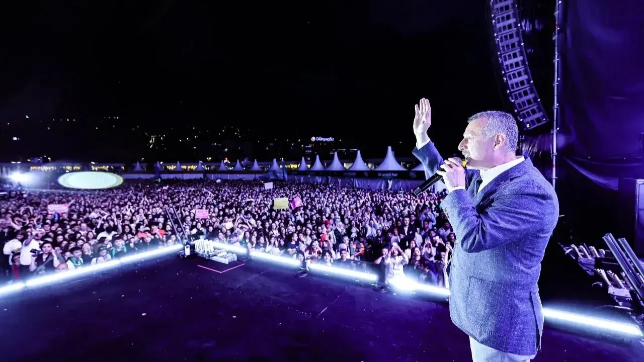 İzmit'te 19 Mayıs coşkusu: Fatma Turgut konseri gençleri buluşturdu