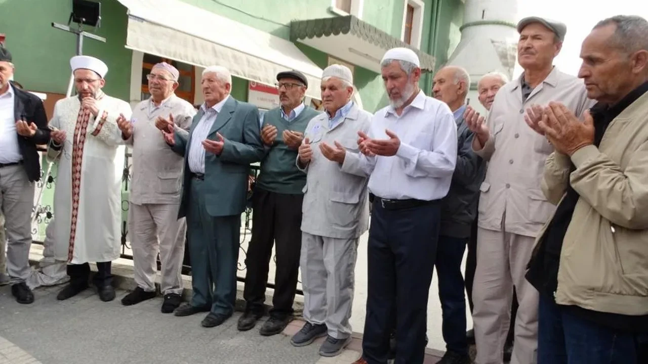 Kütahya Hisarcık'ta 19 hacı adayı kutsal topraklara dualarla uğurlandı