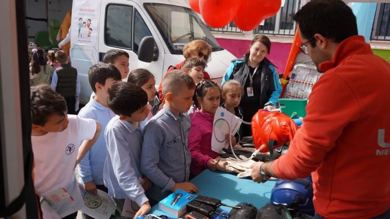 Bilecik'te 'Sağlıklı çocuk, sağlıklı gelecek' programı miniklerin ilgisini çekti
